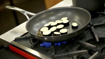 GettyImages-615050368-5-Warning-Signs-Your-Nonstick-Cookware-Is-Leaching-Toxic-Chemicals-Into-Your-Food