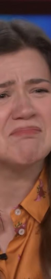 Kelly Clarkson Tears Up Over Her Talk Show Ending