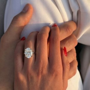 A close-up of a lab-grown diamond engagement ring featuring a modern setting, symbolizing the rise of ethical luxury and customizable jewelry shopping.