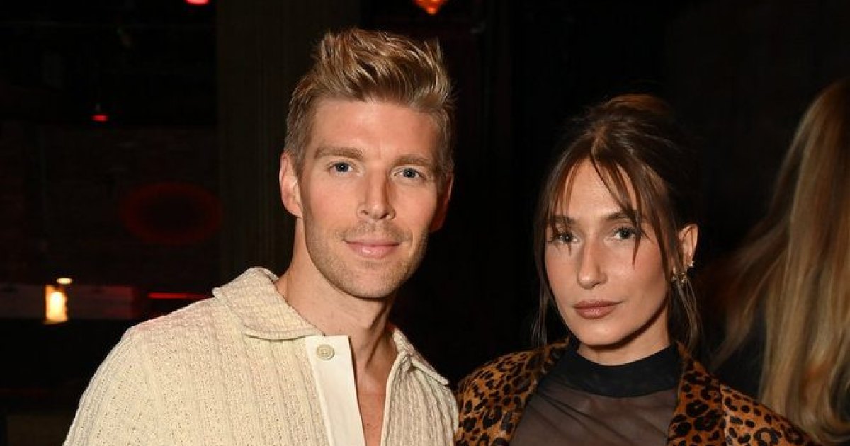 Kyle Cooke en Amanda Batula poseren samen tijdens Bravo Event