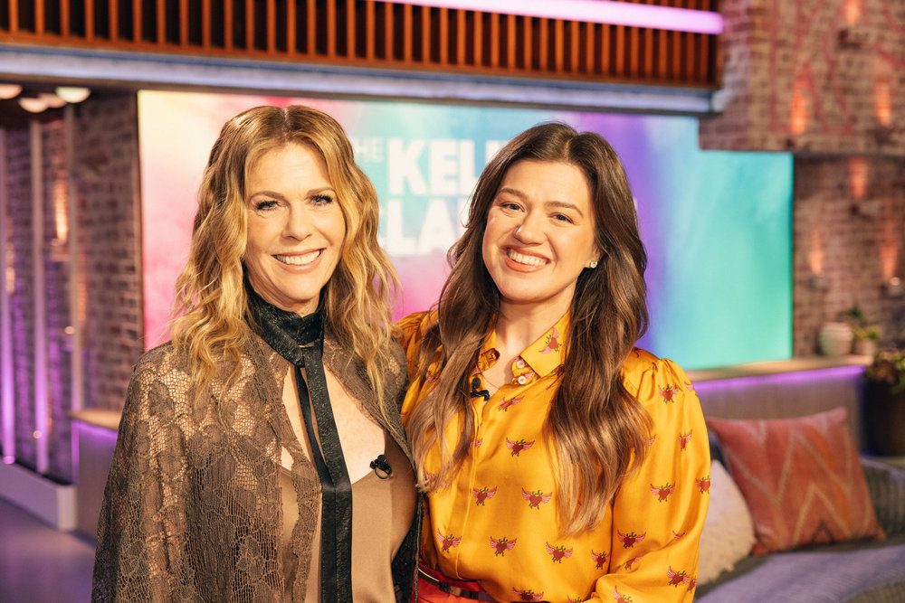 Kelly Clarkson Tears Up With Rita Wilson Over Her Talk Show Ending