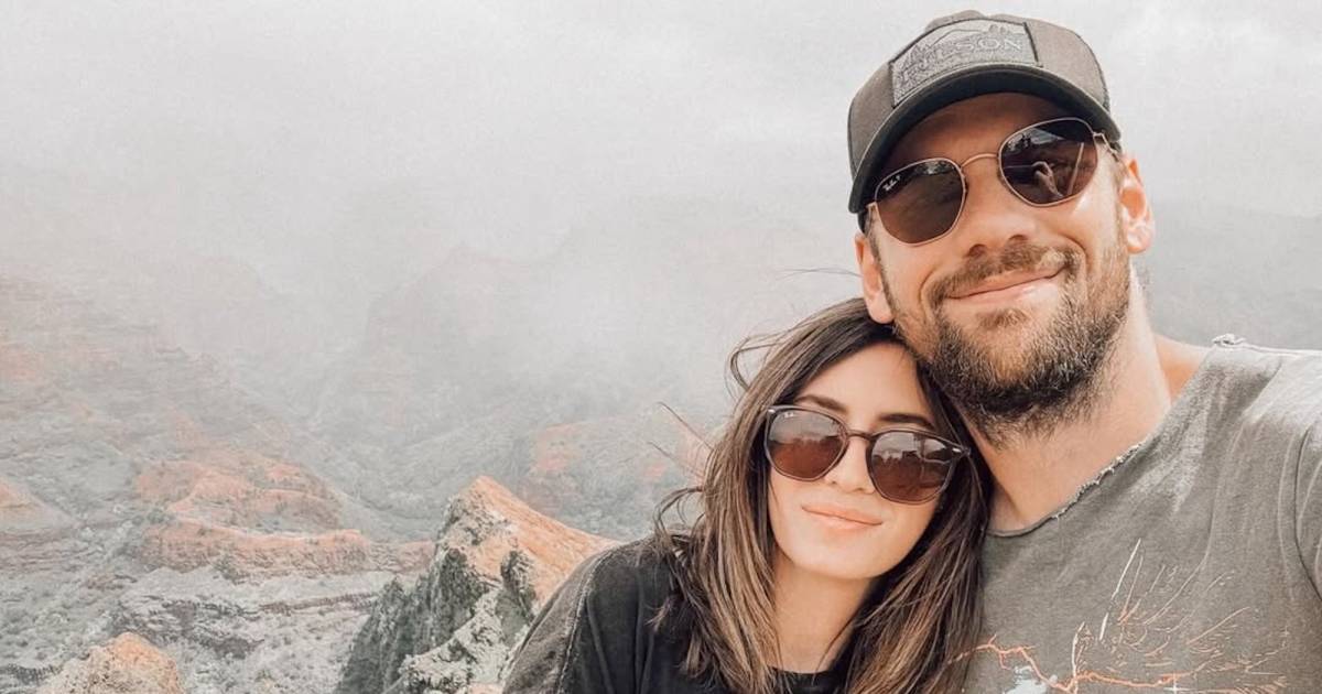 Caleb Shomo’s vrouw verbreekt de stilte nadat zanger zegt dat hij homo is