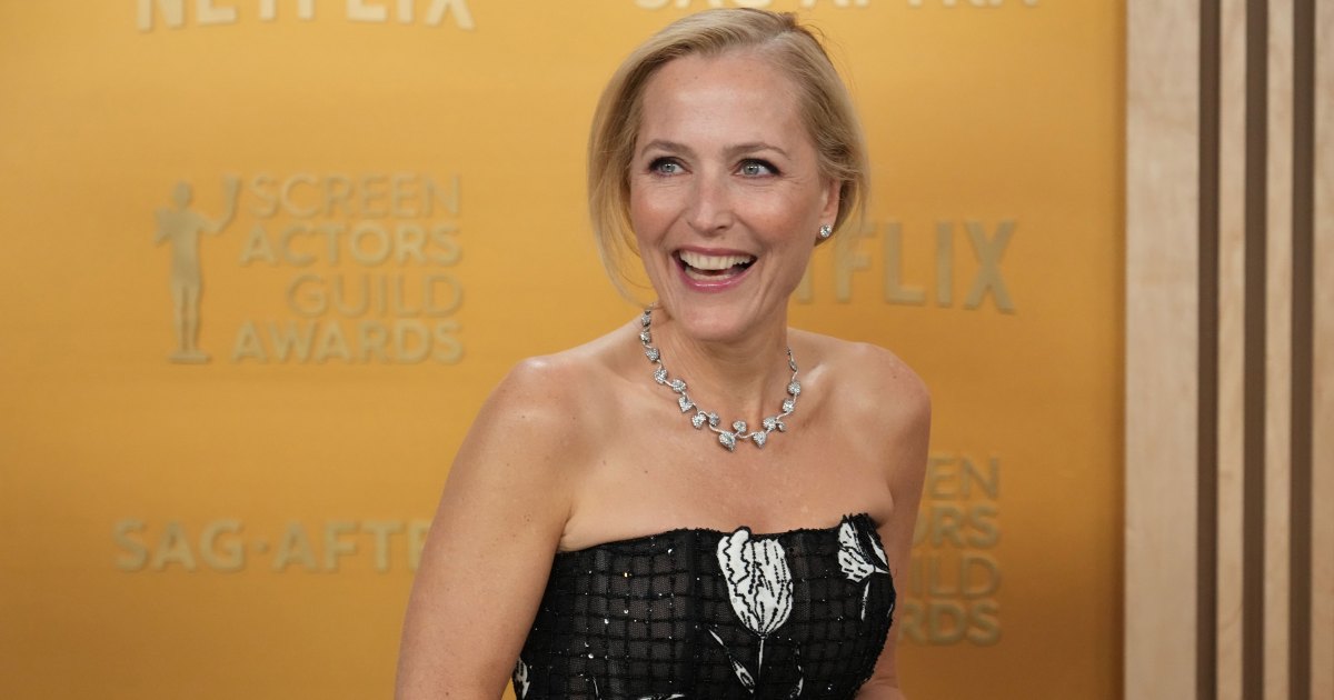 Gillian Anderson’s Loose Summer Dress Is So Hamptons Rich Mom-Coded — Nail the Look for Gillian Anderson’s Loose Summer Dress Is So Hamptons Rich Mom-Coded — Nail the Look for