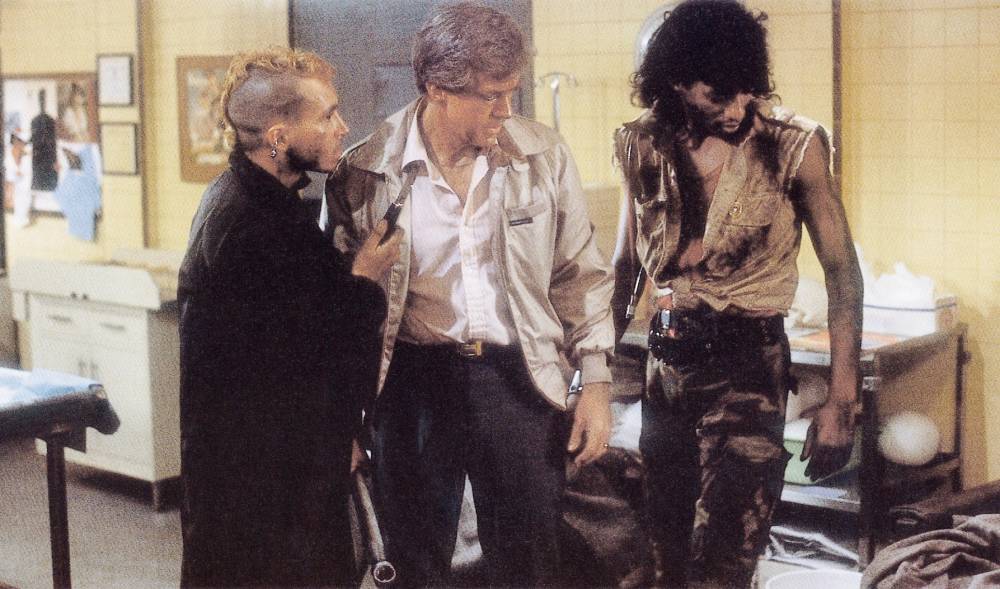 Brian Peck, Clu Gulager en Miguel Nunez in The Return of the Living Dead