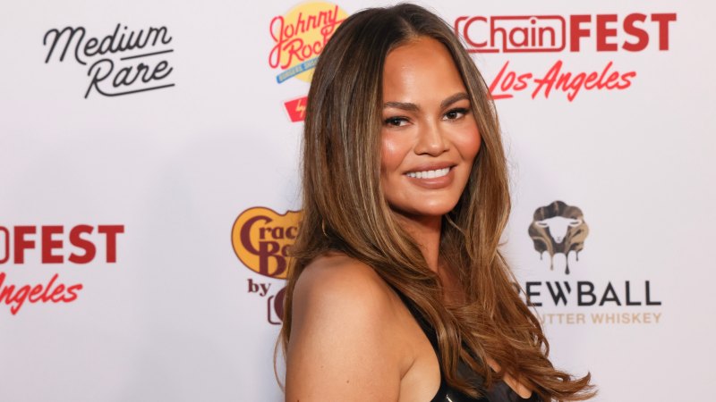Chrissy Teigen's Barrel Jeans Are Summer's Cool-Girl Denim Trend