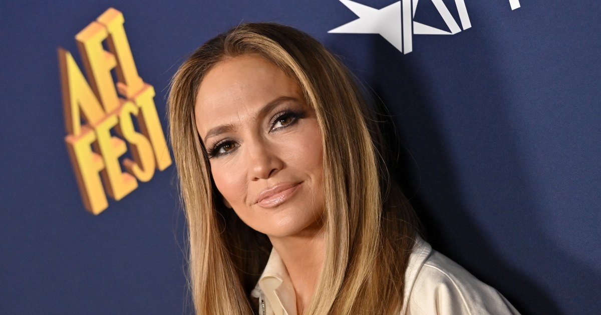 Jennifer Lopez’s Comfy Two-Piece Outfit Screams ‘Paris Rich Mom’ — And the Look Is Under Jennifer Lopez’s Comfy Two-Piece Outfit Screams ‘Paris Rich Mom’ — And the Look Is Under