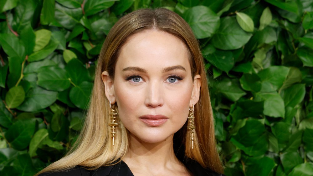 Jennifer Lawrence's Comfy Walking Sandals Belong in Your Closet