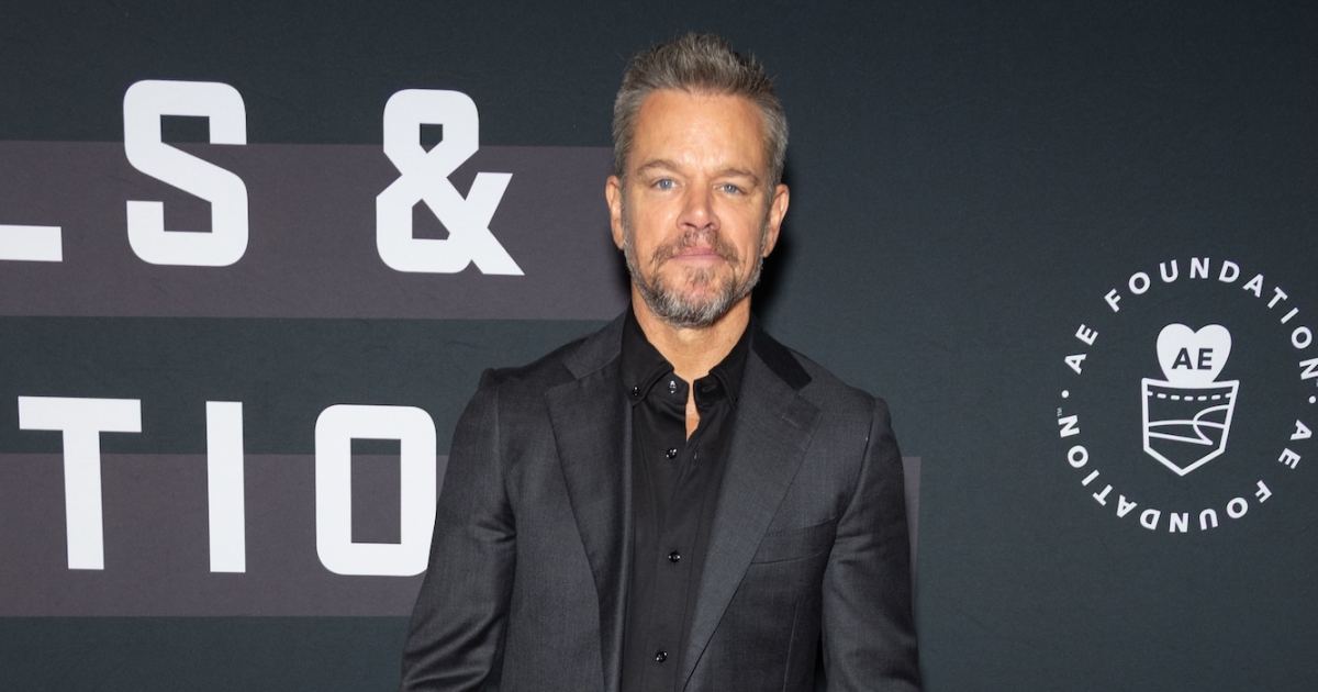 Matt Damon sai com um cachorrinho no dia da adoção de um animal de estimação