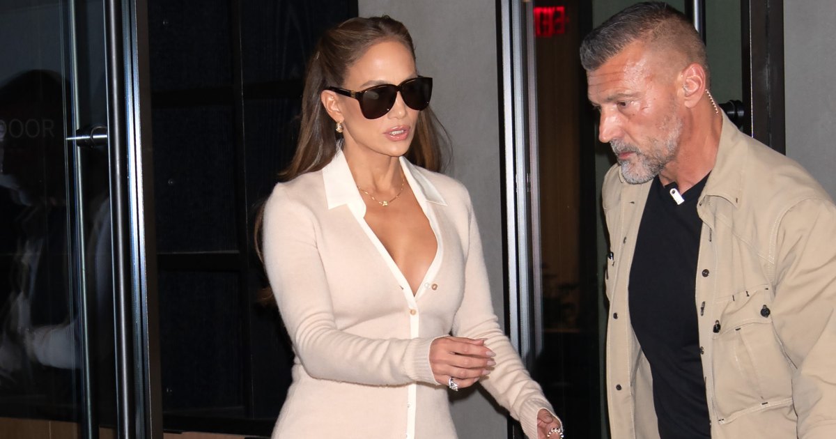 Jennifer Lopez Just Proved a Rose-Gold Slip Skirt Is Summer’s Chicest Trend Jennifer Lopez Just Proved a Rose-Gold Slip Skirt Is Summer’s Chicest Trend