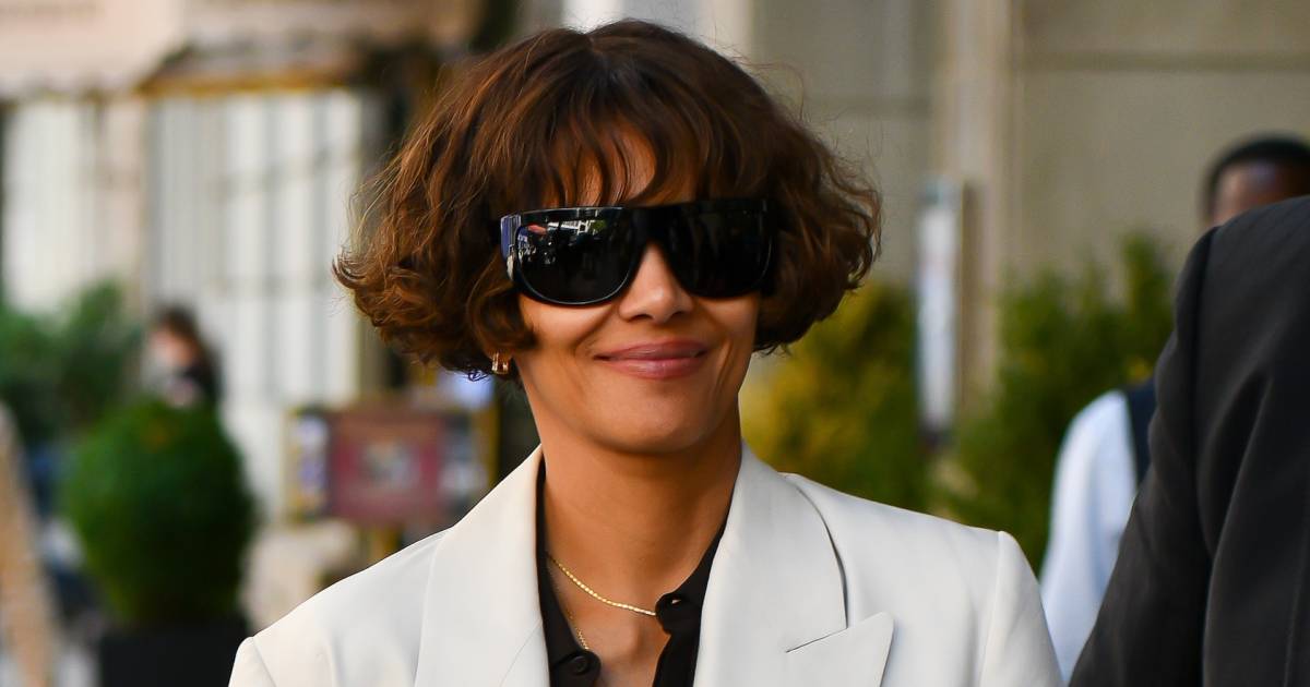 Halle Berry Just Carried the Elegant Neutral Tote Style Rich Moms Swear By Halle Berry Just Carried the Elegant Neutral Tote Style Rich Moms Swear By