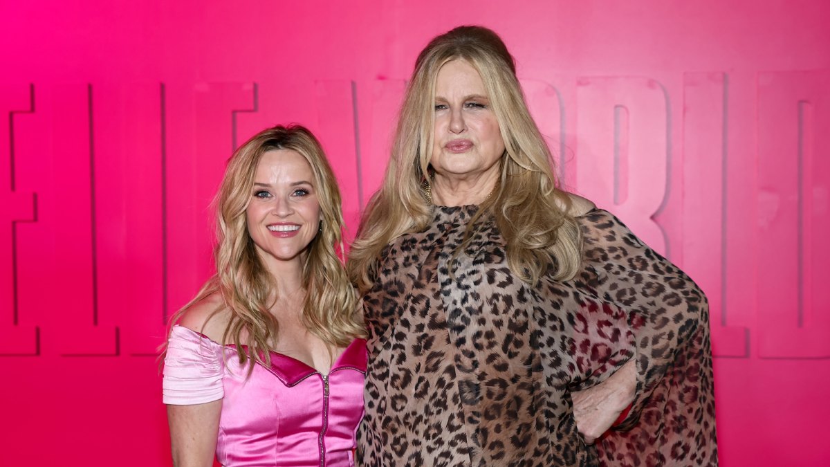 Reese Witherspoon Reunites With Legally Blonde Cast