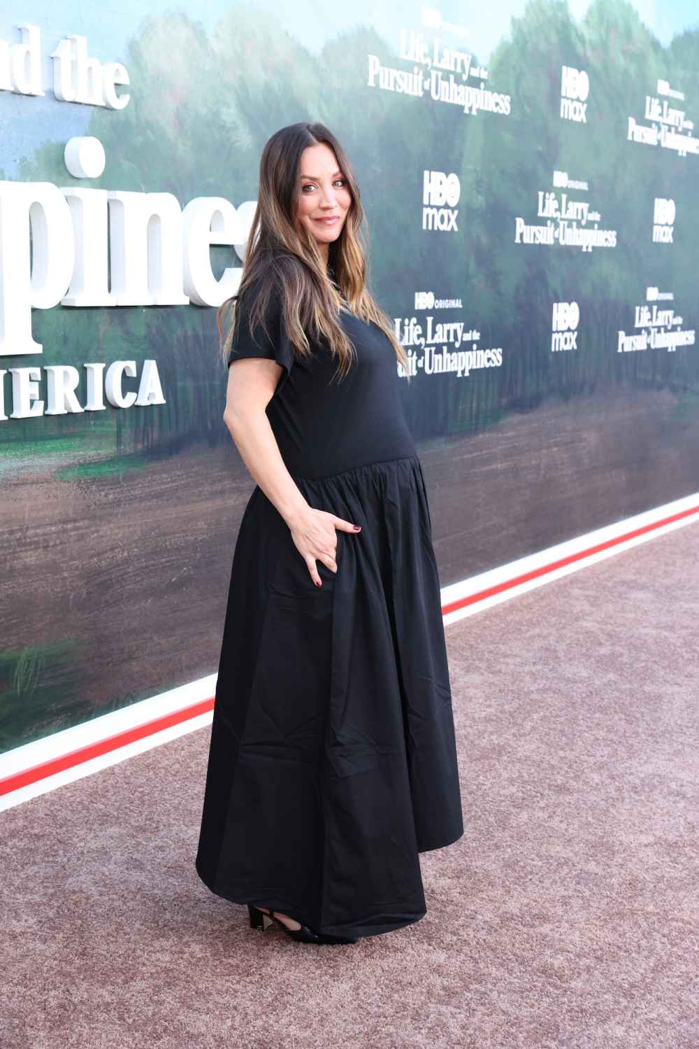 Kaley Cuoco Shows Off Growing Baby Bump on Red Carpet
