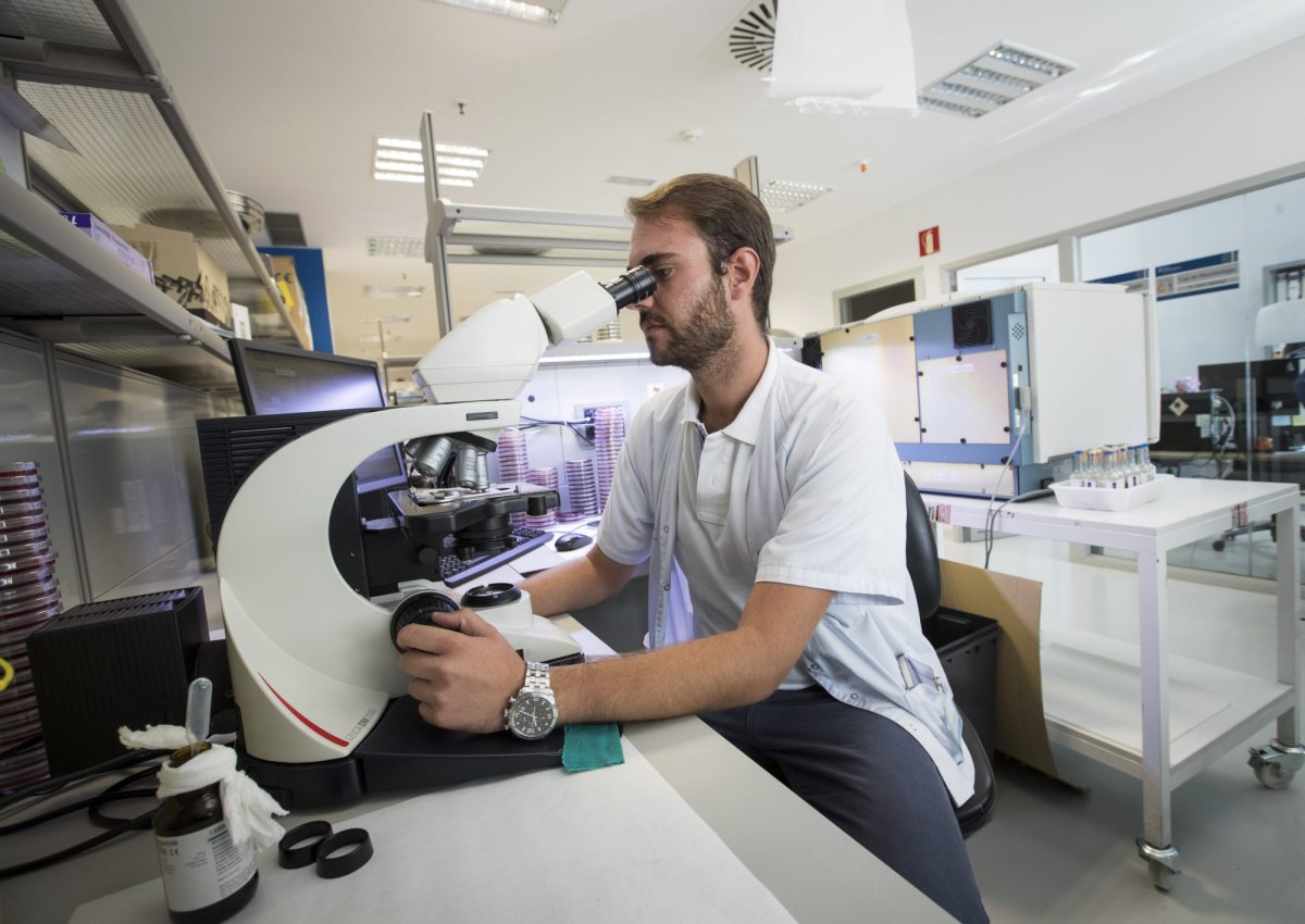 GettyImages-832950912-How-Accurate-Are-At-Home-Gut-Microbiome-Tests-Why-One-Geneticist-Is-Urging-Buyers-to-Beware