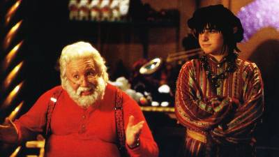 M8DSACL_EC007-david-krumholtz-santa-clause