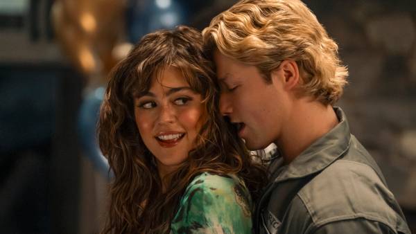 Off-Campus-Allie-and-Dean-Photo_1_Prime_Video_Season_1_3000