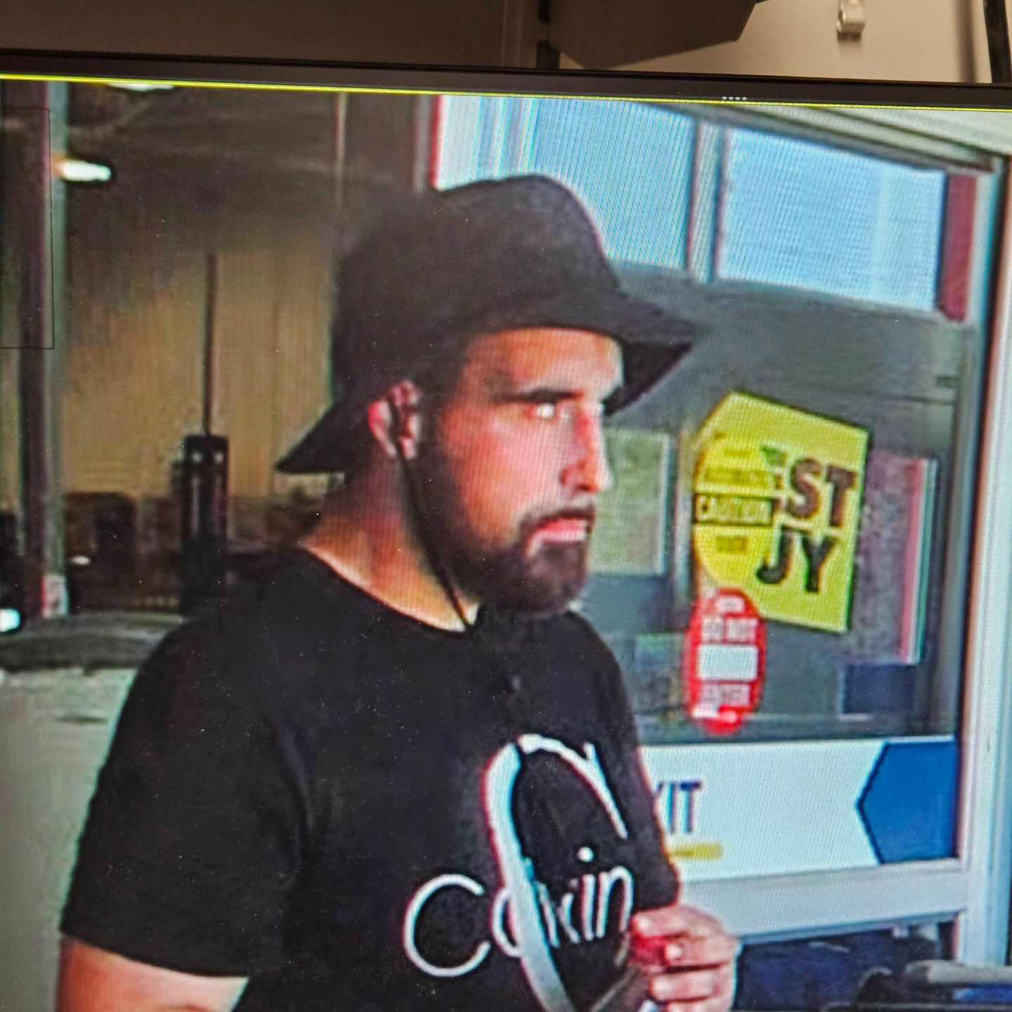 Police on the Hunt for Man With 'Good Looks' Who Resembles Travis Kelce