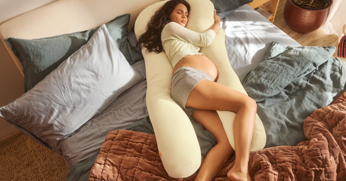 Can’t Get Comfortable? This Full-Body Pregnancy Pillow Offers A+ Support for Growing Bellies Can’t Get Comfortable? This Full-Body Pregnancy Pillow Offers A+ Support for Growing Bellies