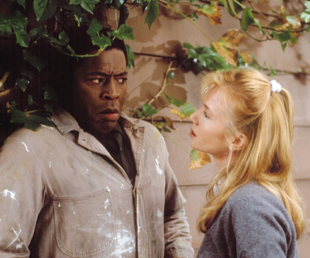 Ernie Hudson e Rebecca De Mornay em A mão que balança o berço