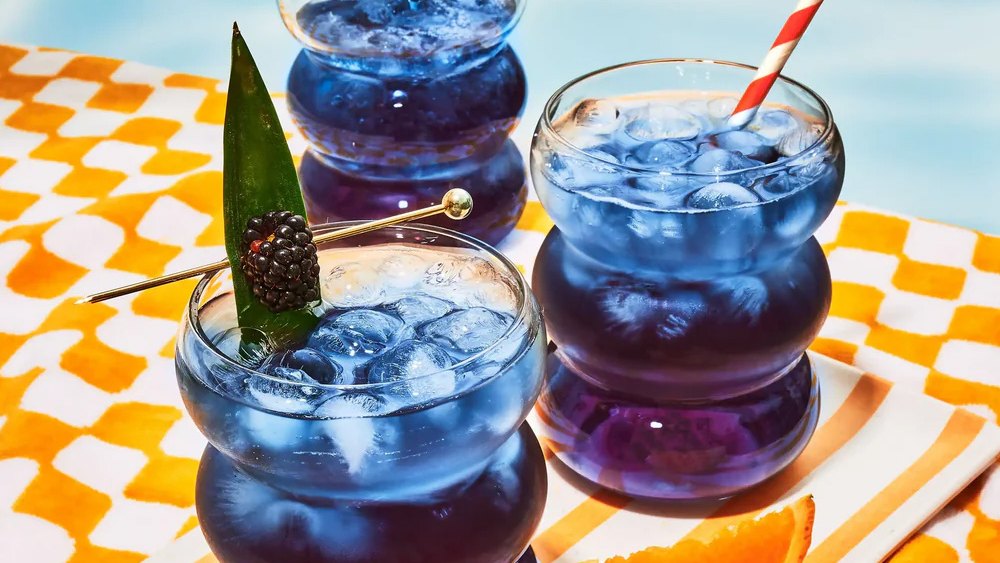 Café-Worthy Iced Tea at Home? This Brew Changes Color With Lemon