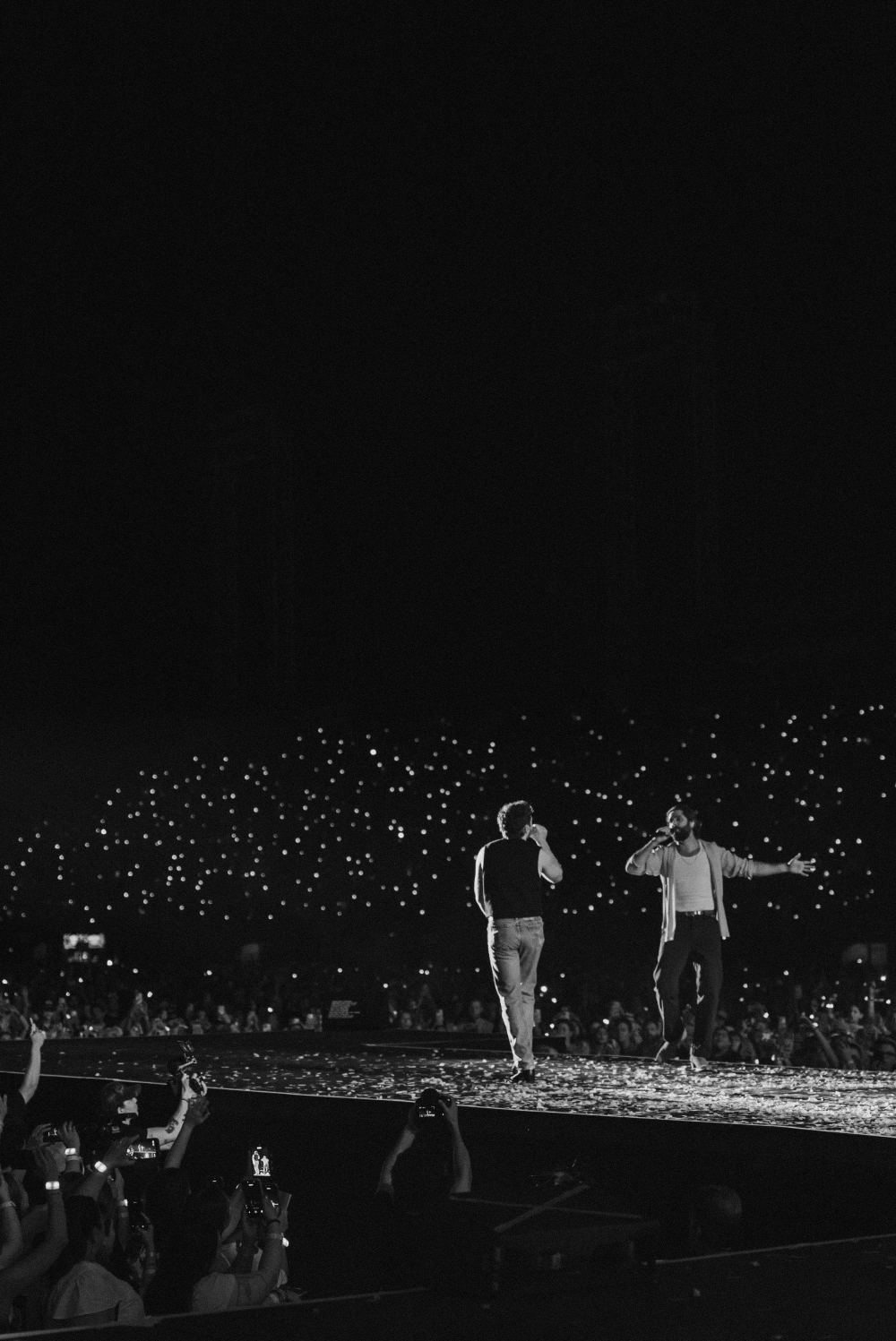 Niall Horan and Thomas Rhett performing together at Hersheypark Stadium.