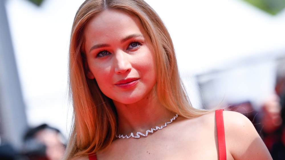 Jennifer Lawrence se sází na červeně oranžové tóny. Jak ji kopírovat?