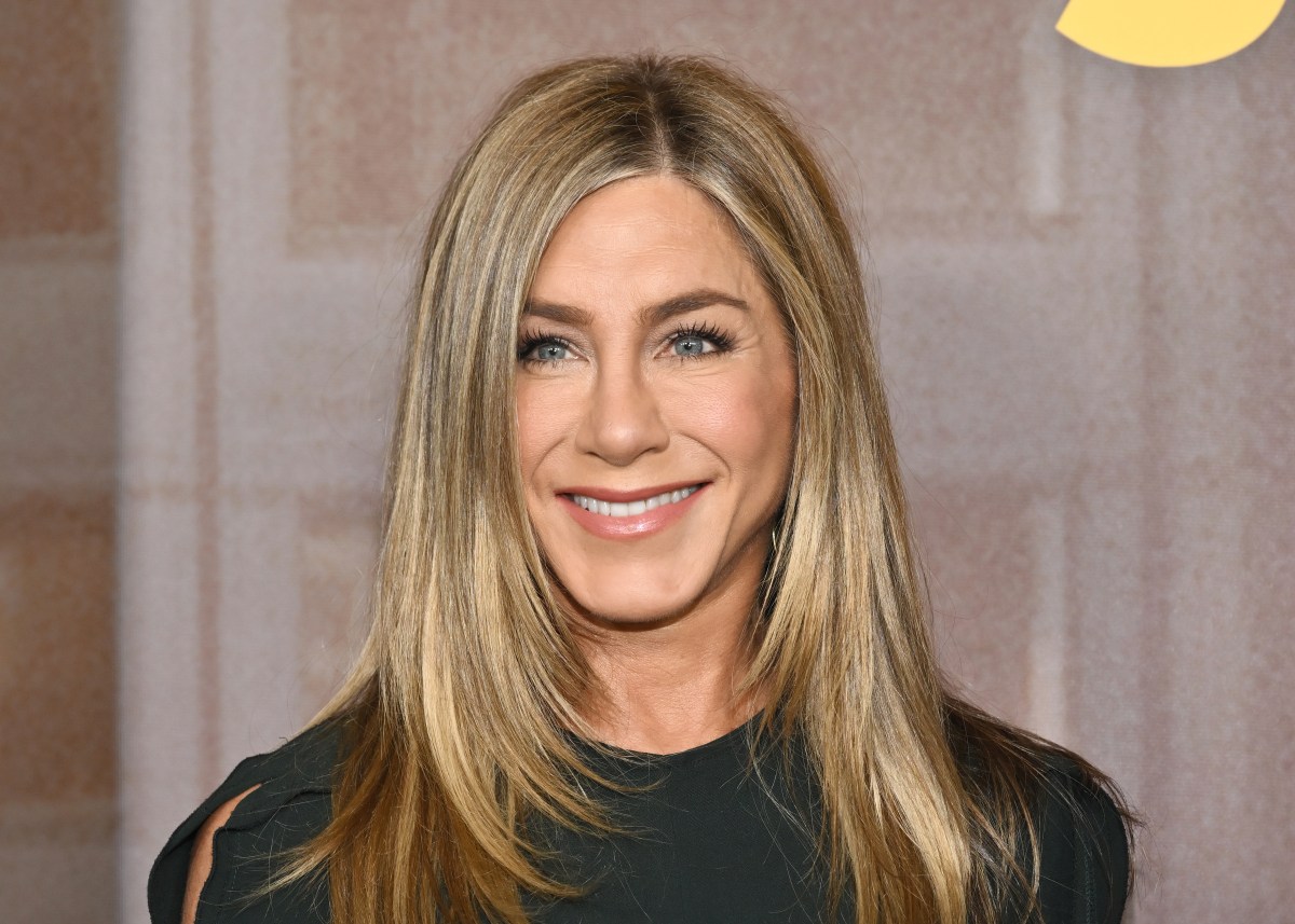 usmagazine.com - Olivia Hanson - Jennifer Aniston Keeps Carrying This One Designer Crossbody That Has a $29 Amazon Twin