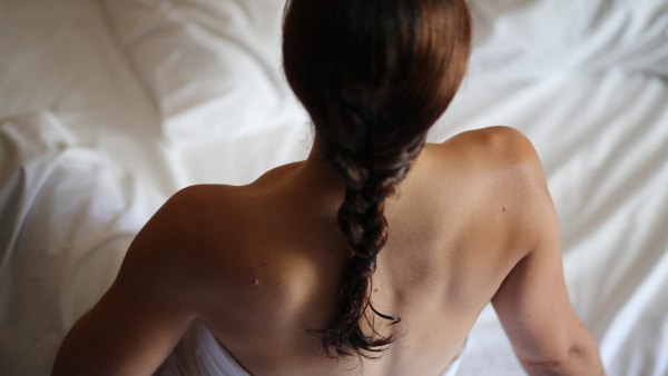 GettyImages-2281457835.how-to-develop-a-better-sleep-routine-without-screensjpg.jpg