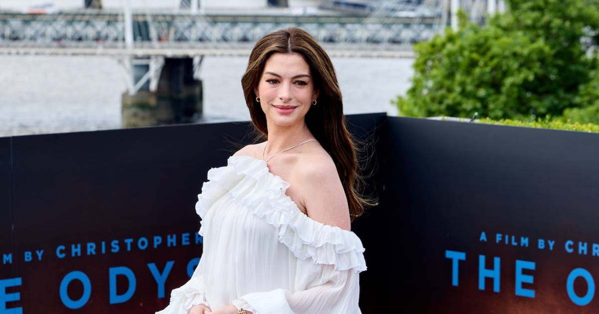 Pregnant Anne Hathaway Looks Ethereal While Showing Off Baby Bump Pregnant Anne Hathaway Looks Ethereal While Showing Off Baby Bump