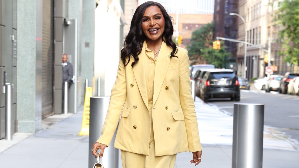 Mindy Kaling ve žluté soupravě: Taška, která přepisuje pravidla stylu