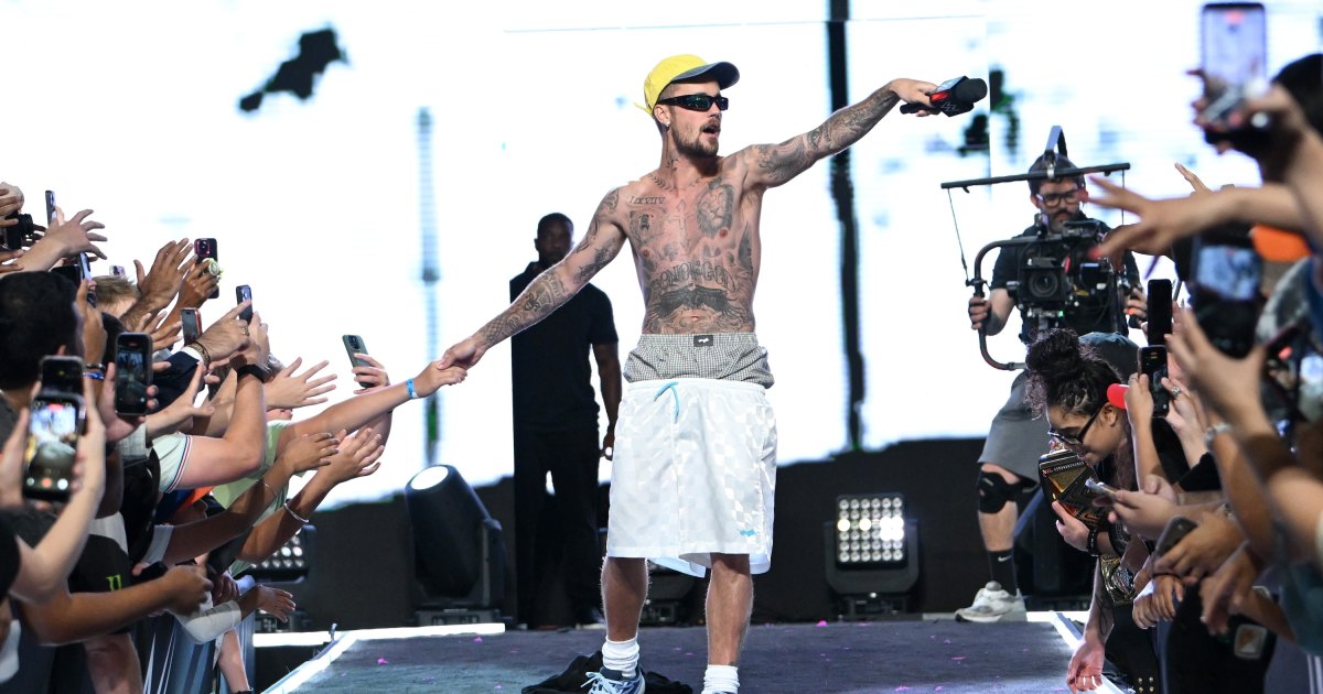 Justin Bieber Makes Surprise Appearance at Fanatics Fest, Performs Shirtless Justin Bieber Makes Surprise Appearance at Fanatics Fest, Performs Shirtless