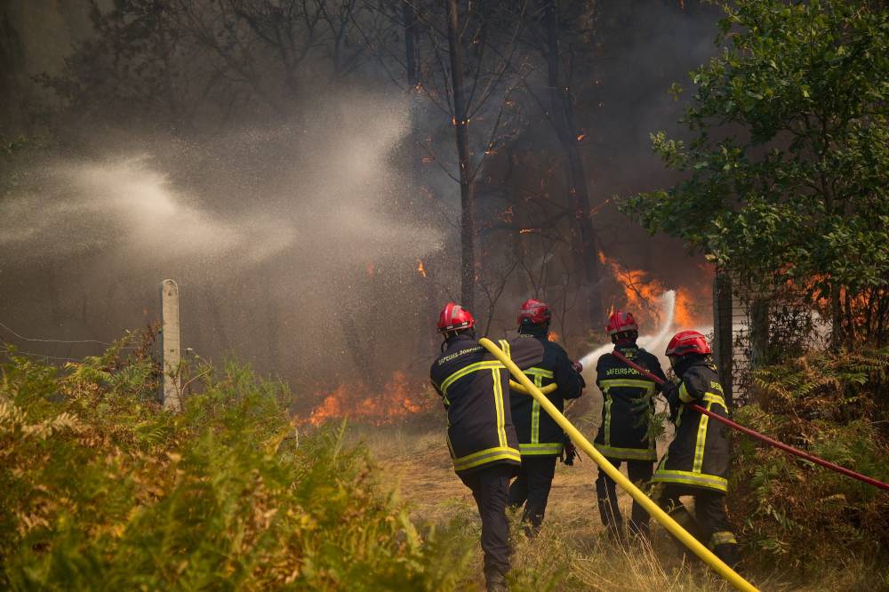 GettyImages-2287514393 george and amal clooney evacuate amid wildfires