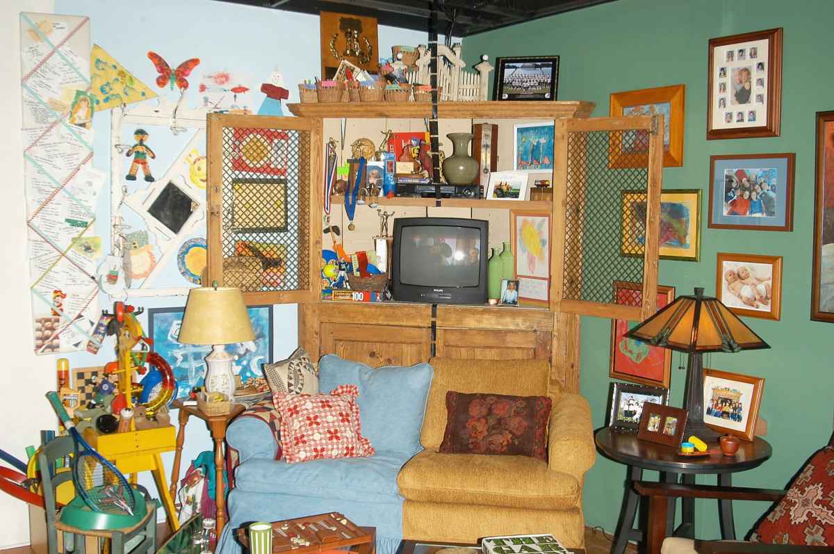 GettyImages-50835358-Why-Designers-Think-Thrift-Store-Finds-Will-Define-the-Next-Wave-of-Personal-Living-Room-Style-in-2026
