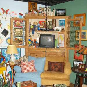 GettyImages-50835358-Why-Designers-Think-Thrift-Store-Finds-Will-Define-the-Next-Wave-of-Personal-Living-Room-Style-in-2026
