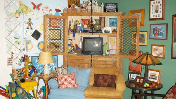 GettyImages-50835358-Why-Designers-Think-Thrift-Store-Finds-Will-Define-the-Next-Wave-of-Personal-Living-Room-Style-in-2026