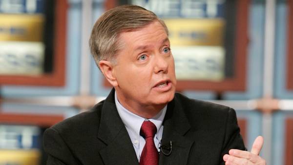 GettyImages-73488774lindseygrahammeetthepress.jpg