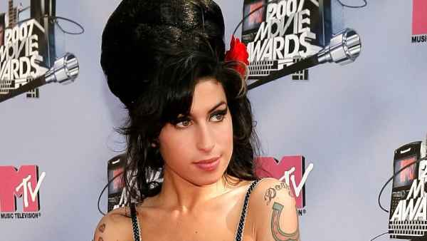 Amy Winehouse's Dad to Pay Over $1M to Singer's Friends in Auction Dispute