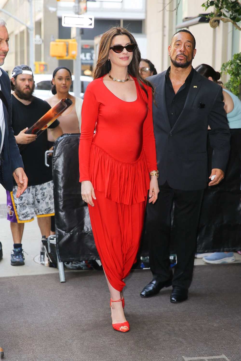 Anne Hathaway teve a melhor reação ao hilário mashup de moda depois de usar roupas de maternidade