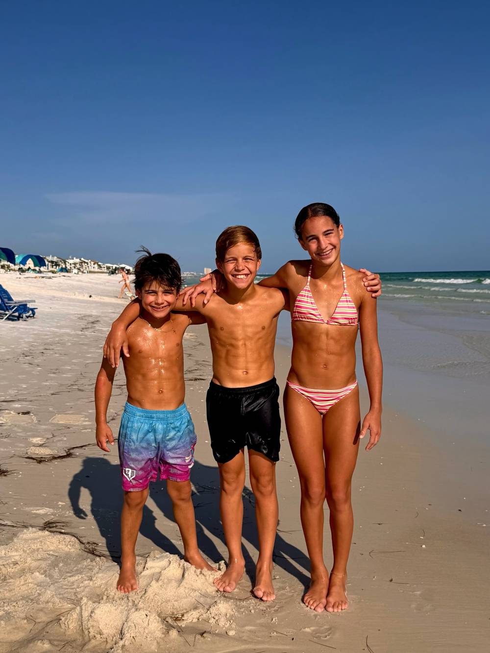 SnapInsta-Jessie-James-Deckers-Kids-Flaunt-Their-Abs-at-the-Beach.jpg