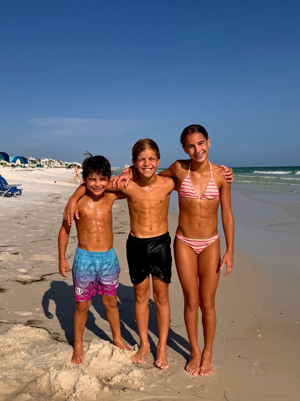 SnapInsta-Jessie-James-Deckers-Kids-Flaunt-Their-Abs-at-the-Beach.jpg