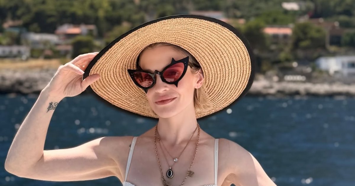 Kelly Osbourne Rocks Corset-Style Swimsuit After Firing Back at Body-Shamers: ‘Zero Apologies’ Kelly Osbourne Rocks Corset-Style Swimsuit After Firing Back at Body-Shamers: ‘Zero Apologies’