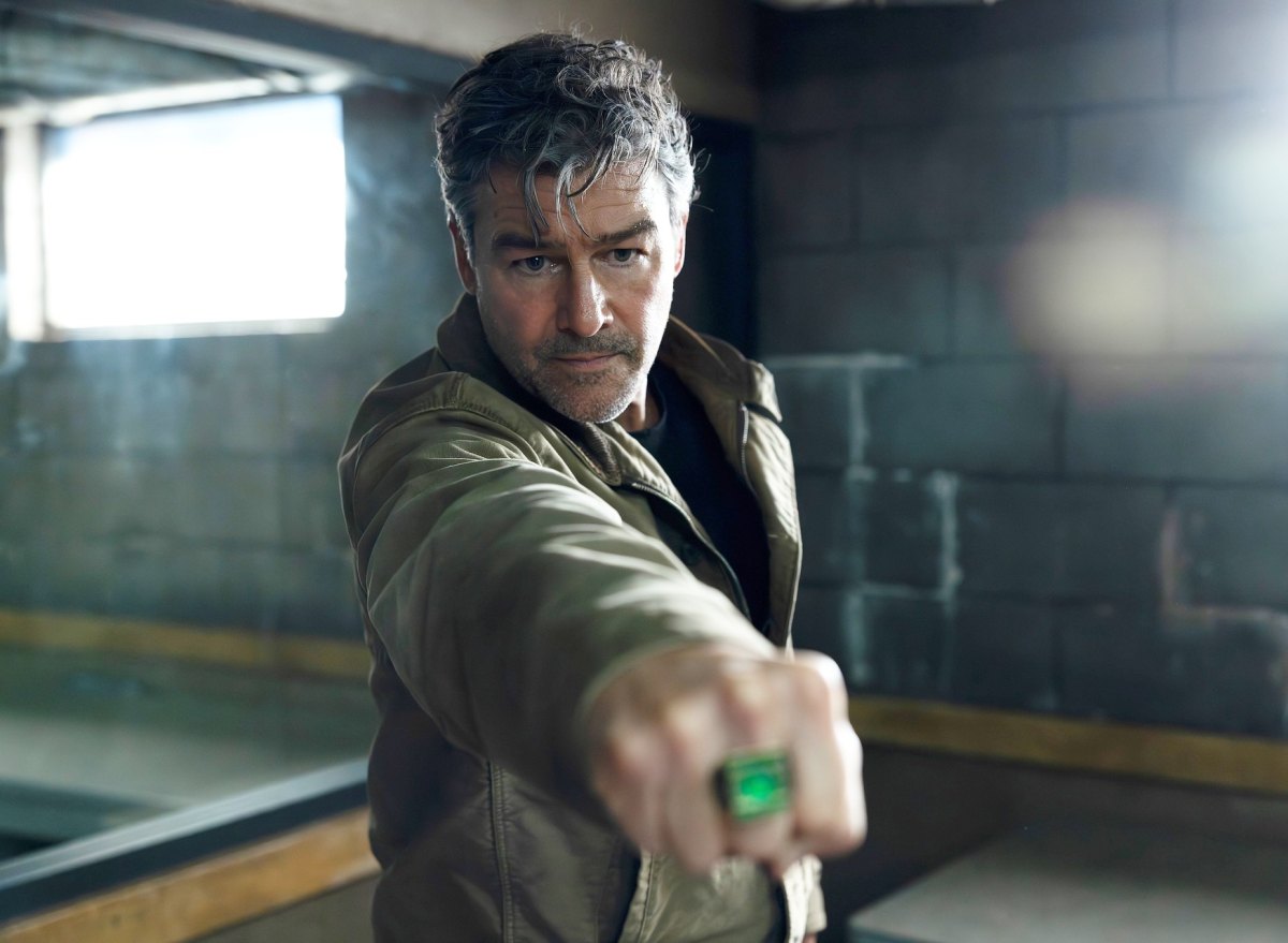 Kyle Chandler in Lanterns