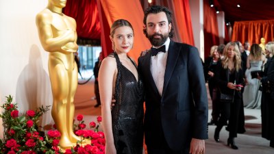 Elizabeth-Olsen-and-Robbie-Arnett-GettyImages-1473147178