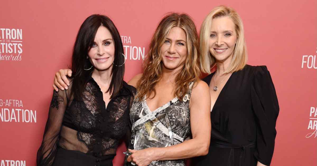 Jen Aniston and BF Jim Curtis Enjoy Dinner Date With Her ‘Friends’ Costars Courteney Cox, Lisa Kudrow Jen Aniston and BF Jim Curtis Enjoy Dinner Date With Her ‘Friends’ Costars Courteney Cox, Lisa Kudrow