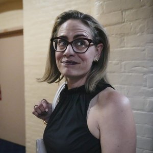 GettyImages-1242164065 Kyrsten Sinema Reveals Details About Affair With Married Bodyguard