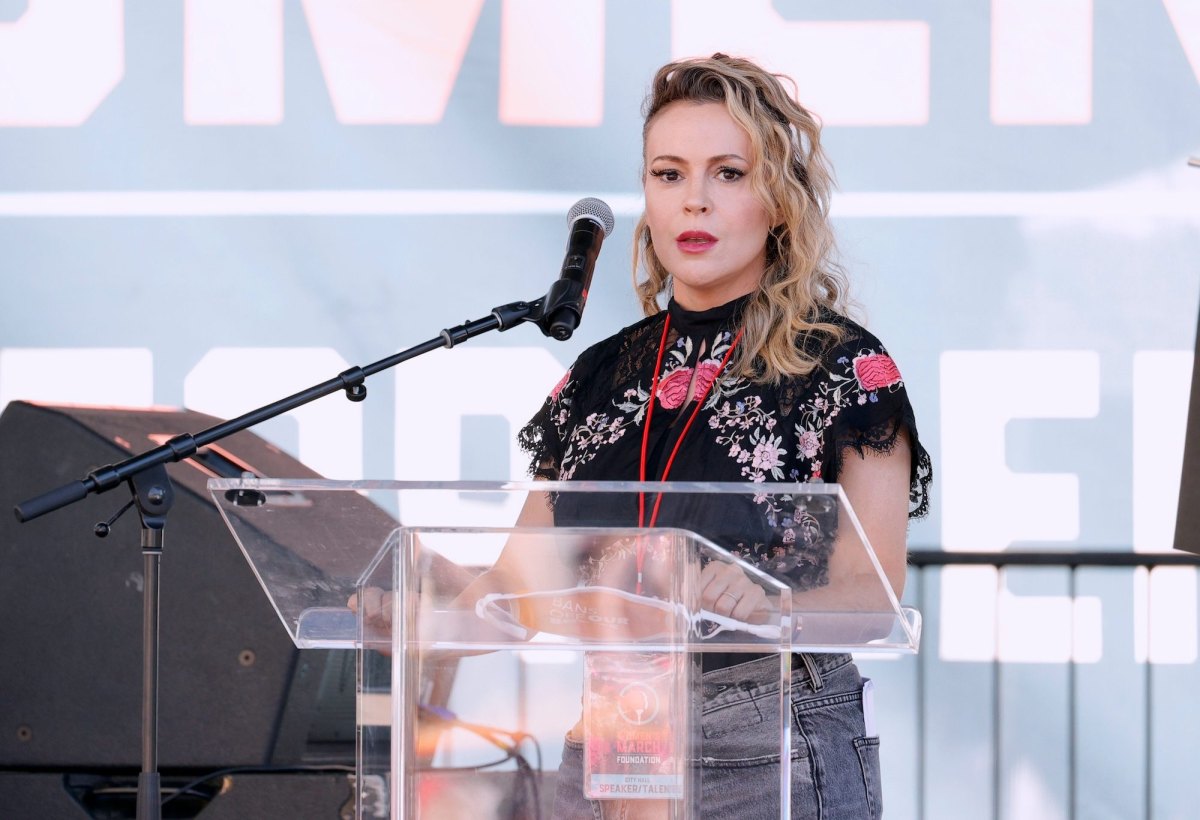 GettyImages-1344470169 Alyssa Milano Reflects on Postpartum Anxiety Amid Lindsay Clancy Trial