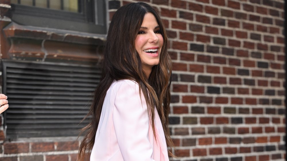 Sandra Bullock prozradila trik: Lehký pletený svetr, který zvládne přechod léta na podzim