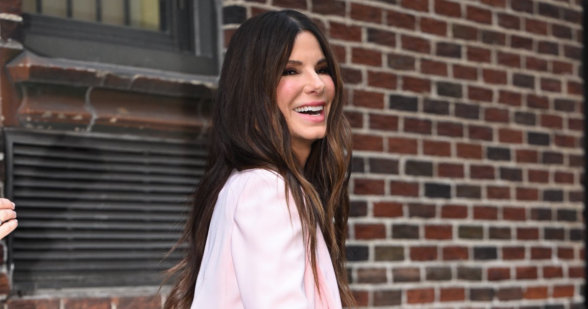 Sandra Bullock’s Slouchy Knit Is the Perfect Rich-Mom Layer for Summer-to-Fall Weather Sandra Bullock’s Slouchy Knit Is the Perfect Rich-Mom Layer for Summer-to-Fall Weather