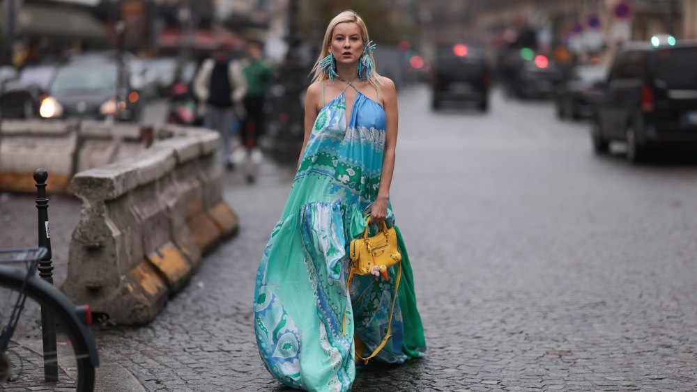 Muumuu: Oversize havatské šaty, které si zamilovaly glamózní ženy a fashion blogeři