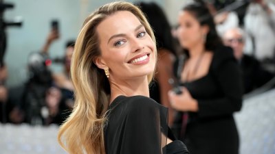 Margot Robbie attends the 2023 Met Gala Celebrating "Karl Lagerfeld: A Line Of Beauty" at Metropolitan Museum of Art on May 01, 2023 in New York City.