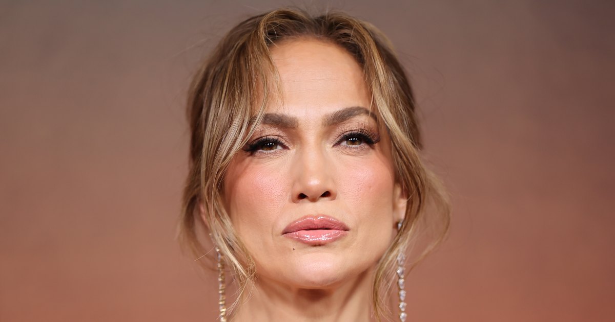 Jennifer Lopez’s Two-Piece Look Is What Rich Moms Wear to the Office